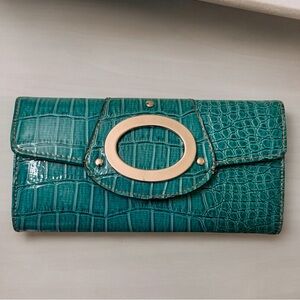 🔵 3/ $15 - Payless Green Vinyl Faux Crocodile Clutch Wallet